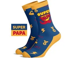 Silly Soles - Grappige Sokken SUPER PAPA - Super Dad - One Size Huissokken Tekst - Grappige Cadeaus Heren - Originele Happy Gekke Superman Socks - Verjaardag Cadeau Mannen, Papa, Vader, Opa - Cadeautjes voor hem Volwassenen