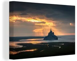 Tableau sur toile Le Mont-Saint-Michel illuminé de rayons de soleil orange - 120x80 cm - Décoration murale