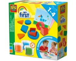 SES Creative - My First - Klei met uitsteekvormen - Klei vormpjes - 3 kleuren Klei - inclusief voorbeeldkaarten - glutenvrij - makkelijk uitwasbaar – vanaf 1 jaar