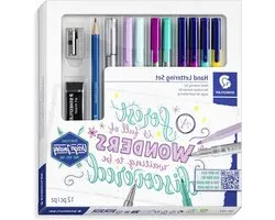 STAEDTLER Handletterset, handletterset, kartonnen etui met 4 triplus kleuren, 2 triplus fineliners, 2 triplus textsurfer, 1 metallic pen, 1 tekenpotlood, 1 puntenslijper, 1 gum, 61 323