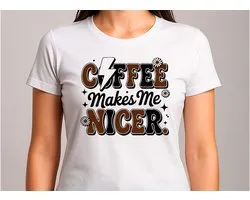 Coffee Makes Me Nicer - T Shirt - Funny - Sarcasm - VrolijkKerstfeest - Kerstmis - Grappig - Sarcasme - Gift - Cadeau - GoodVibes - Vibes - Coffee - Koffee
