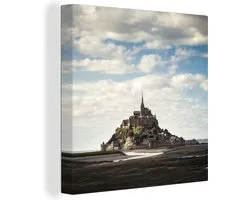 Canvas Schilderij Het eiland Le Mont-Saint-Michel met witte drijvende wolken - 50x50 cm - Wanddecoratie