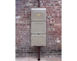 Tonneau de pluie Prestige couleur sable (fût à eau) 100L (y compris le robinet et à monter au mur)