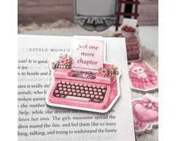 Nook & Note – Magnetische Boekenlegger – Roze Typemachine ‘Just One More Chapter’ – Coquette Bookish Design