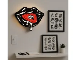 Tattoo Lightbox Lips Drugs – 3D LED Wandlamp | Stoere Tattoo Stijl Decoratie | Cadeau voor Tattoo Artiest & Fan | Leeslampje Kinderen | Cadeau Jongen, Meisje of Baby | Muur Decoratie Kunst Kinderkamer Babykamer | Origineel Kraamcadeau of |