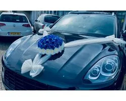ELENA Luxe Trouwauto Versiering Blauwe Rozen met Tule Strik- Auto Decoratie Bruiloft - Autodecoratie Trouwerij Huwelijk - Motorkap Versiering Trouwauto - Autobloemstuk - Autoboeket - Bloemen voor op de Motorkap - Bloemen met Tule Strik AUTODECO.NL