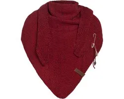 Knit Factory Coco Gebreide Omslagdoek Deluxe - Driehoek Sjaal Dames - Dames sjaal - Rode wintersjaal - Stola - Wollen sjaal - Bordeaux - Met subtiel glittertje - Inclusief sierspeld - Het dames cadeau voor Kerstmis