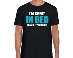 Great in bed / Geweldig in bed - fun tekst - slaapshirt / pyjama shirt - zwart - heren - Grappig slaapshirt / slaap kleding t-shirt XL