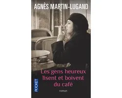 Les gens heureux lisent et boivent du café