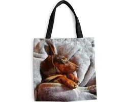 MuchoWow® Schoudertas - Strandtas - Big Shopper - Boodschappentas - Schattige Teckel ligt onder de dekens - 40x40 cm - Katoenen tas