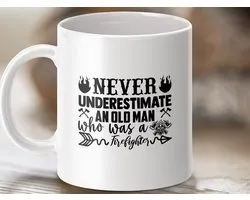 firefighter mug, old man gift, grappige beker, beker met quote, firefighter gift, brandweerman citaat, never underestimate, brandweerman beker, cadeau brandweer, fireman coffee mug, oude man grap, funny beker grap, beker voor helden