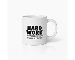 Grappige Koffiemok met "Hard Werken Heeft Nog Nooit Iemand Gedood Maar Waarom Risico Nemen" Tekst – Humoristisch Cadeau voor Collega’s & Vrienden