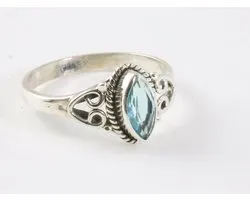 Fijne bewerkte zilveren ring met blauwe topaas - maat 16.5