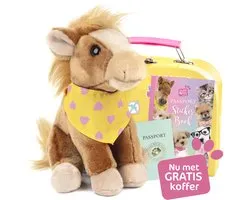 Studio Pets® Set – Knuffel Paard Milly (16 cm) met Bandana, Gele Koffer, Paspoort & Stickerboek