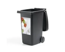 Autocollant pour contenant Mozzarella - Mozzarella, tomates et basilic sur assiette. Autocollant pour contenant - 40 x 60 cm - Autocollant résistant aux intempéries.