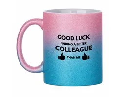 Hacebo® - Good luck finding a better coleague than me koffiebeker glitter Roze Blauw - Collega - Vrienden Medewerker - thee mok - koffie beker - Cadeau - koffiemok - 350 ML inhoud