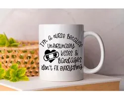 Mok I'm a Nurse Bacause Unfortunately Kisses & Band ages Don't Fix Everything - Nurse - Verpleegkundige - I Love My Job - Gift - Cadeau - Cute - Dokter - Doctor - I Love The Nurse Life