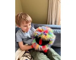 The Puppet Company handpop regenboog monster 35cm pluche speelgoed.