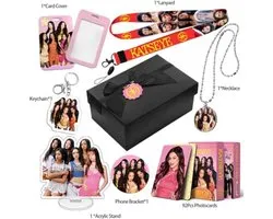 Katseye Merch 98 pièces pour EYEKONS Kpop cadeau de collection pour filles E | coffret cadeau, 92 cartes photo, 1 porte-clés, 1 cordon, 1 support en acrylique, 1 porte-cartes, 1 support de téléphone, 1 collier