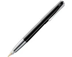 Stylo plume LAMY Studio Premium 068 en acier inoxydable avec une finition laquée noire de haute qualité et 14 kt. Plume dorée extra fine (EF), clip en forme d'hélice, cartouche d'encre bleue LAMY T 10 incluse