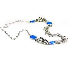 collier modèle Chanel en bronze maillons argentés et pierres bleues