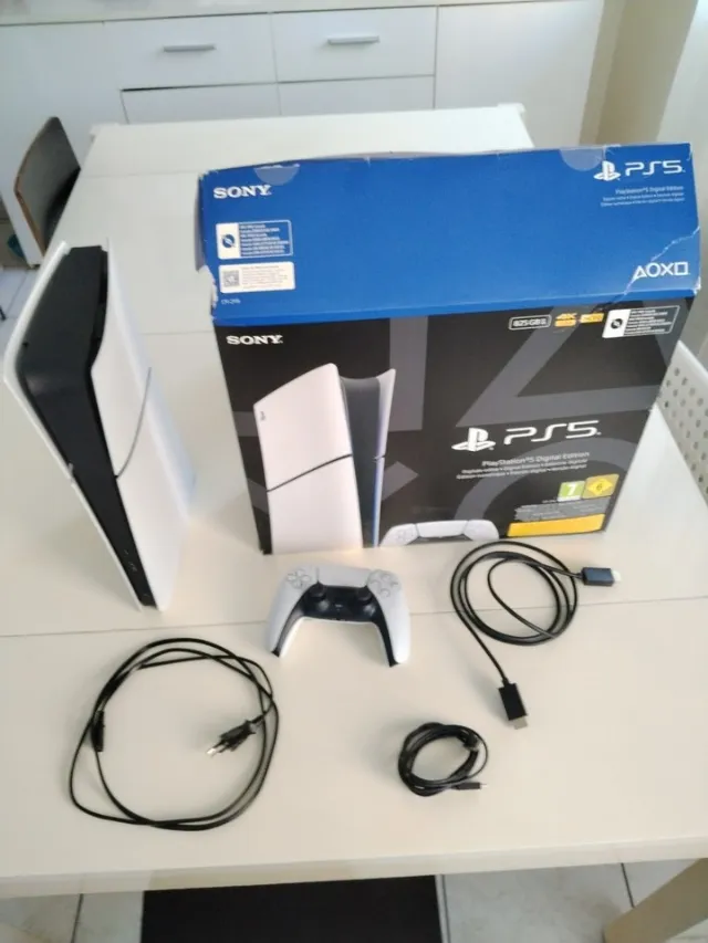 Sony PlayStation 5 Digital Edition 825 Go 4K HDR PAL CFI-1116B Blanc/Noir