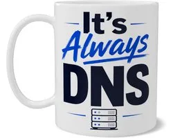 Grappige Sysadmin Koffiemok - It's Always DNS - Systeembeheerder en Netwerk Engineer Cadeau - Tech Humor Mok - Wit - Dubbelzijdig Bedrukt