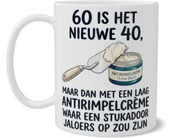 Grappige mok 60 jaar met tekst 60 is het nieuwe 40 maar dan met een laag antirimpelcrème waar een stukadoor jaloers op zou zijn - Cadeau voor zestigste verjaardag met illustratie van troffel en crème - Koffiemok thuiswerkplek