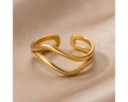 Lundholm Shelby Ringen Dames Goud kleurig Minimalistisch Golvend – Premium Stainless Steel Gold Plated – Verstelbare Ring One Size – Elegante Minimalistische Open Ring Vrouwen Cadeautjes Sieraad – Classy Damesring – Scandinavisch Design