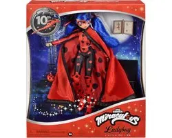Bandai - Miraculous Ladybug 10th Birthday Doll - Limited Edition Set met accessoires - Officieel gelicentieerd Miraculous - 26 cm gelede modepop - Kinderspeelgoed 4+ - P50199