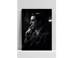 Michael Corleone Poster | 3mm DIBOND | Premium Kwaliteit | 60x90cm | Rook | The Godfather | Film | Al Pacino | Mafia | Zwart Wit Poster | Metalen Wanddecoratie | Muurdecoratie | Luxe | Decoratie | Metalen Wandbord | DB332 | Industrieel Premium