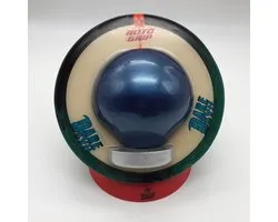 Bowling Bowlingbal 'Roto Grip 1/2 - Dare Devil' opengewerkte bal op rode bal cup, laat zien hoe de bal is opgebouwd