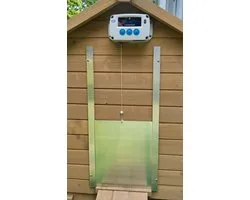 Chickenguard Pro - automatische hokopener op batterijen - met timer en lichtsensor + alu luik small 23 bx 30h met 2 of meer krasjes