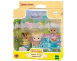 Sylvanian Families 5749 Trio Toddler Friends Swimming Pool Fun- comprenant 3 figurines de jeu douces et veloutées