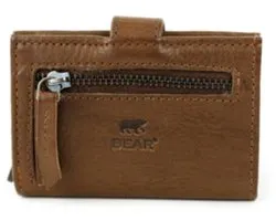 Bear Design Elsie CP6814 Pasjeshouder - Brown – Van leer – Bear Design Elsie CP6814 is een compacte leren pasjeshouder voor wie vooral pasjes gebruikt, maar toch wat contant geld mee wil nemen