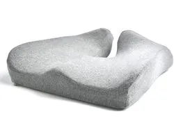 Le coussin d'assise est conçu pour offrir un soulagement de la pression lors de longues périodes d'assise au bureau ou à la maison – il utilise une mousse à mémoire de forme à haute densité pour un soutien doux.