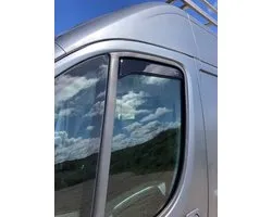 Fiat Ducato zijwindscherm getinte (korte / halve) raamspoilers tbv VANAF 2006 Citroen Jumper VANAF 2006 Peugeot Boxer VANAF 2006 en Opel Movano C vanaf 2021 merk Team Heko visors fenders