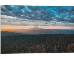 WallClassics - Drapeau - Lit nuageux au-dessus d'un paysage de montagne - Photo 60x40 cm sur drapeau en polyester
