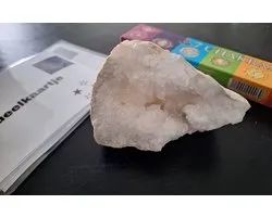 Healing Magic 777 - New beginnings box - Box met edelstenen die helpen loslaten en je hart open te zetten voor een nieuw begin - doos met edelstenen, affirmaties, ritueel. Box met bergkristal geode, Candle kwarts en Angeliet.