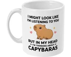 Capybara Mok – I Might Look Like I'm Listening But I'm Thinking About Capybaras – Grappige Capybara Cadeau – Keramische Koffiemok 330 ml