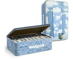 Jules Destrooper Koektrommel met Koekjes 1075 g - René Magritte Koekjestrommel luchtdicht met koekjesmix van Natuurboterwafels, Parijs Wafels, Amandelbrood koekjes voor bij de koffie - Authentieke retro koekjespot - Design Le beau monde