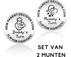 Papa & Mama Wie is er aan de beurt Beslisstings Munt - Set van 2 - Daddy's Turn, Mummy's Turn - Kraamcadeau