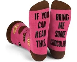 Malinsi® Grappige Sokken Chocolade - Bring me some Chocolate - Leuke AntiSlip Huissokken Dames & Heren - Gekke Cadeaus - Cadeautjes Volwassenen - Funny Socks - Vrolijke Slofsokken met Tekst - Cadeau voor Mannen & Vrouwen - Moederdag Geschenk