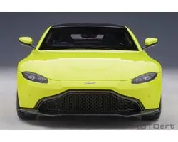 De 1:18 Diecast Modelcar van de Aston Martin Vantage van 2019 in Lime Essence en Carbon Black Roof. De fabrikant van het schaalmodel is Autoart. Dit model is alleen online verkrijgbaar