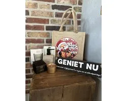Creaties van hier - Cadeautas - kerstpakket 1 - jute tas HoHoHo hier is je kado - Tekstbordje geniet nu - Zeeppompje Goud - Ceramic Lekker genieten - Kaars myflame Cheers to the new Year