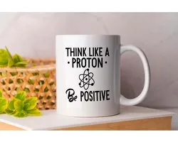 Mok Think Like A Proton Be Positive - Science - Gift - Cadeau - STEM - Research - Technology - Wetenschap - Onderzoek - Innovatie - Technologie