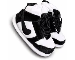 Caimco Sneaker Sloffen – Zwart/Wit – Unisex Pantoffels in Sneaker Design – One Size (Maat 36-45) – Warme Pluche Huispantoffels voor Dames & Heren – Comfortabele Cozy Slippers