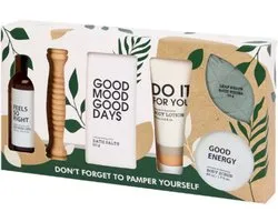 Beauty Geschenkset | Good Mood - 6-delig - Lavendel & Kamille | Badzout - Bodylotion - Scrub - Bruistablet - Massagestick - Douchegel | Verwencadeau Beauty - Cadeauverpakking - Geschenk Verzorgingsproducten
