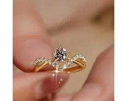 Sjika - Gold plated ring met grote zirkonia – Luxe damesring - One Size – Fonkelend & elegant design – Perfect cadeau of verlovingsring