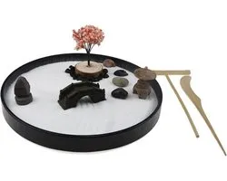 Jardin zen rond avec sable, galets, cerisier en fleurs, râteaux, pagode - Japonais